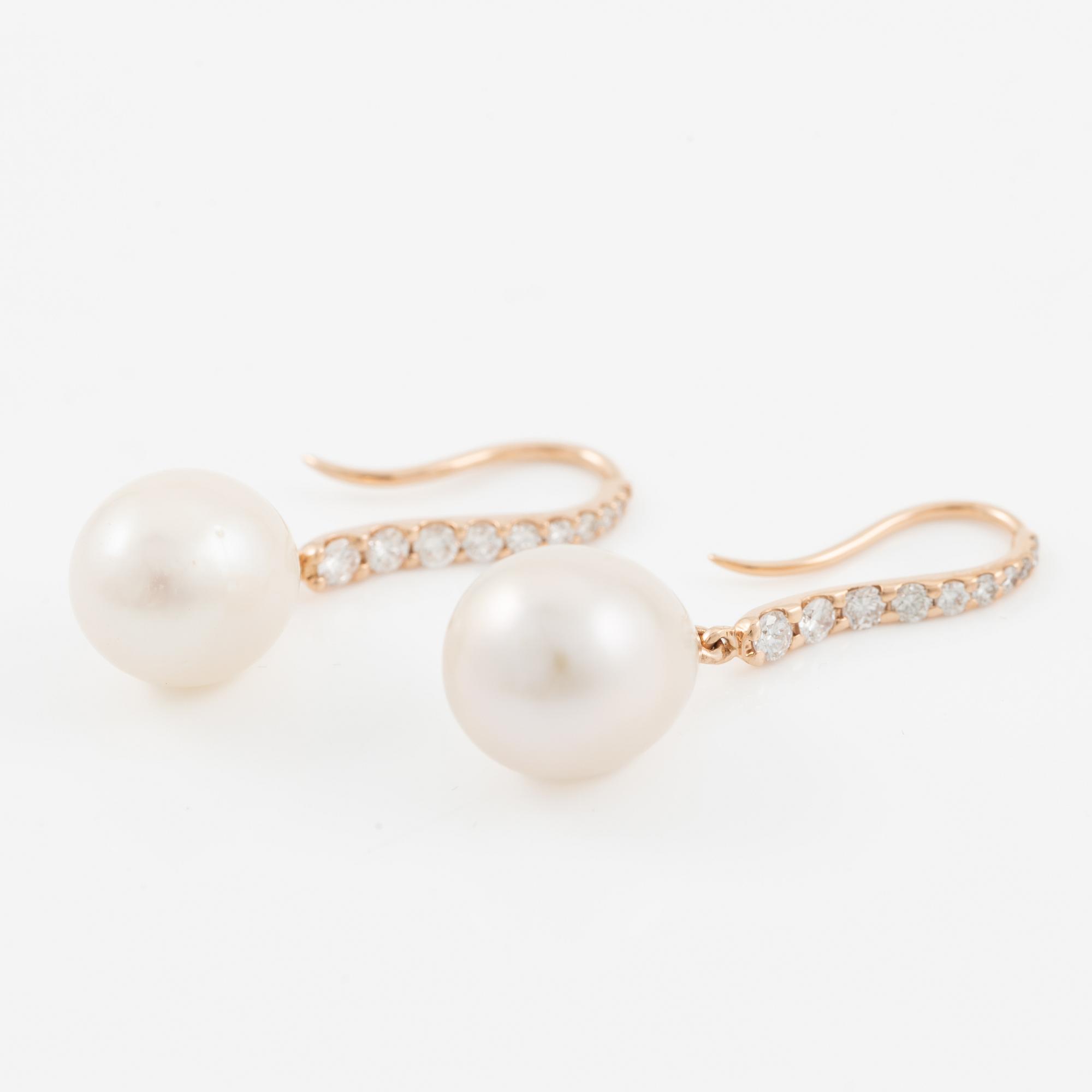 Örhängen 18K guld med odlade pärlor och briljantslipade diamanter.