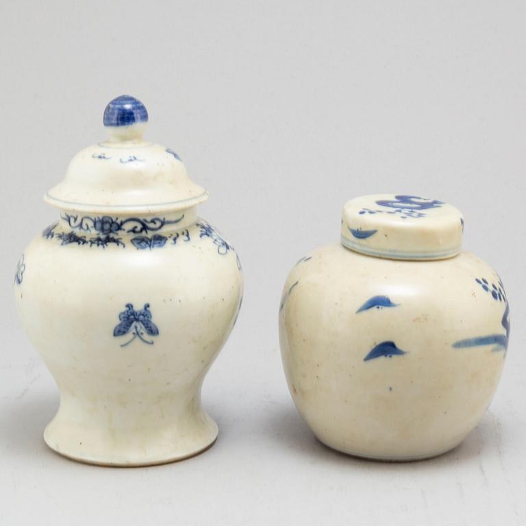 Five Chinese blue and white porcelain objects, 20th century.