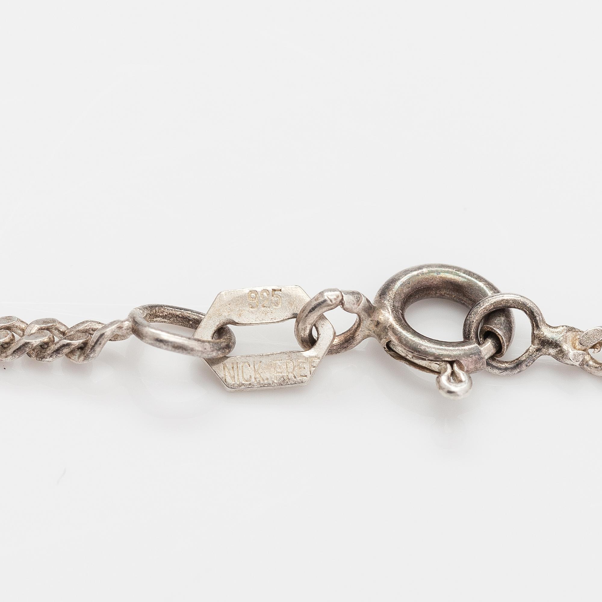 MEDALJONG/HALSBAND, sterling silver, granat.