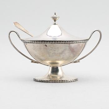 STRÖSOCKERSKÅL, silver, gustaviansk stil, Uppsala 1924. Total vikt ca 439 cm.