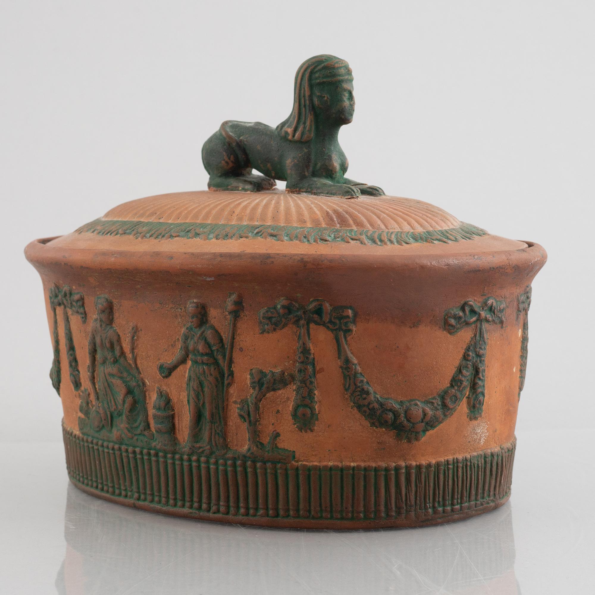 A late Gustavian earthenware tureen, circa 1800.