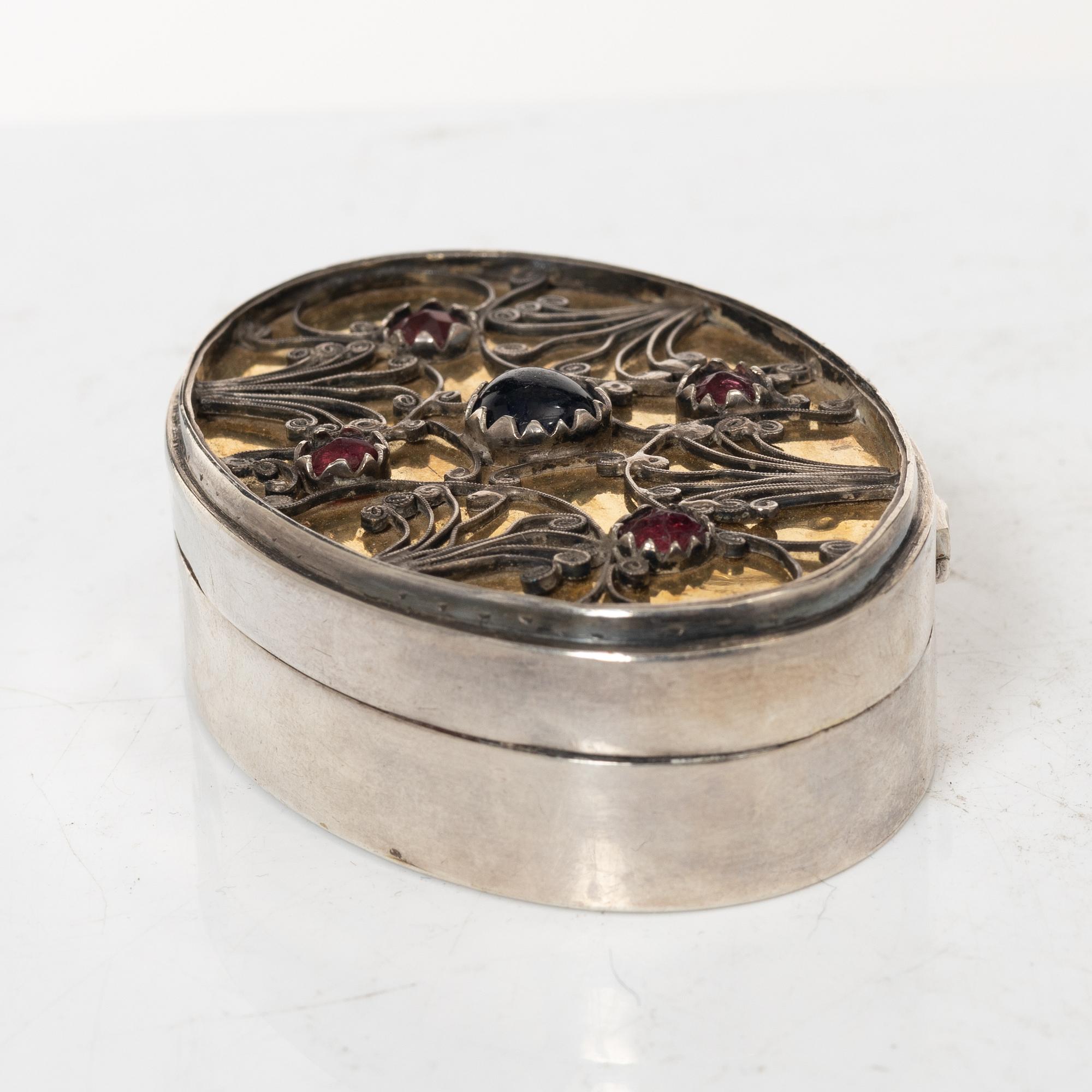 Dosa, delvis förgyllt silver, av Carl Anders Bahr (verksam i Visby 1835-52).