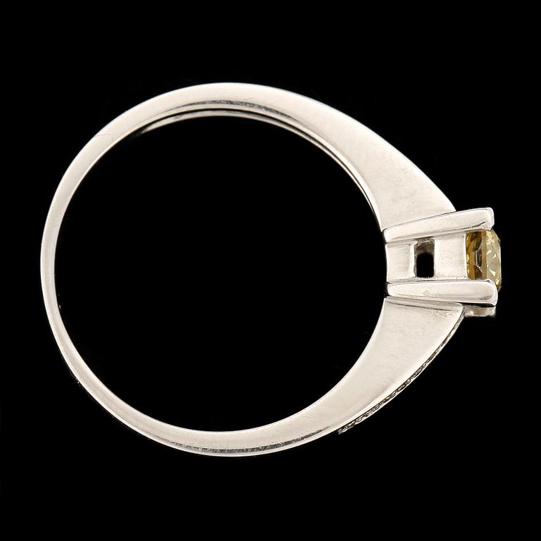 RING, 14k vitguld, gul diamant ca 0.5 ct, briljantslipade diamanter. Tot 3.5 g.