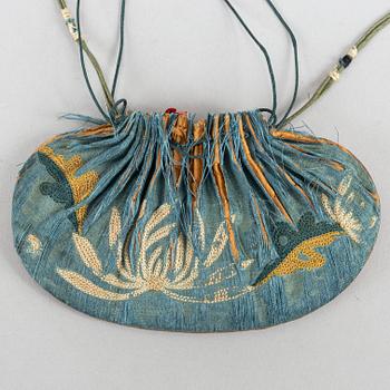 A Japanese satsuma belt buckle, Meiji period (1868-1912).