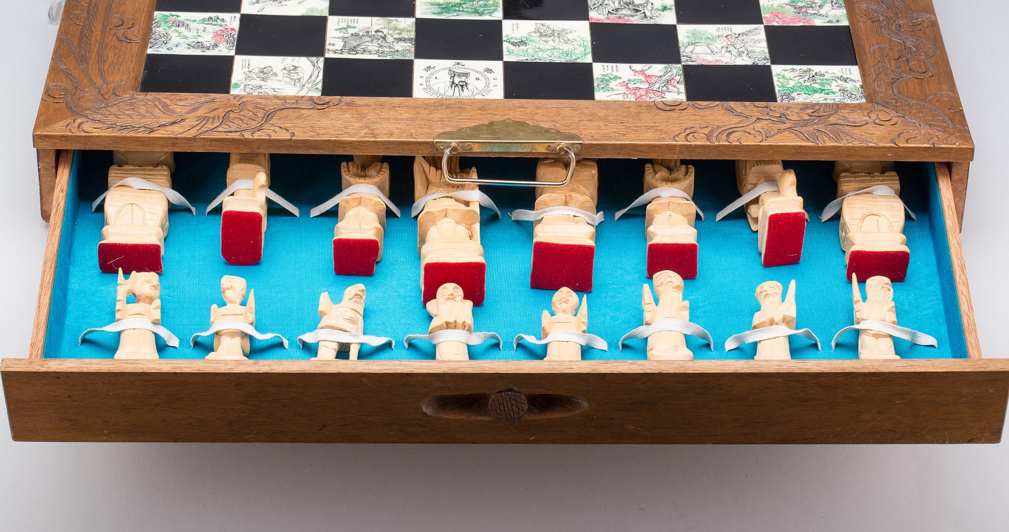 SCHACKBRÄDE med PJÄSER, Kina. 1900-talets mitt.