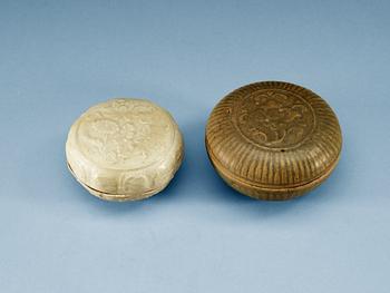 1647. ASKAR med LOCK, två stycken, keramik. Song/Yuan dynastin.