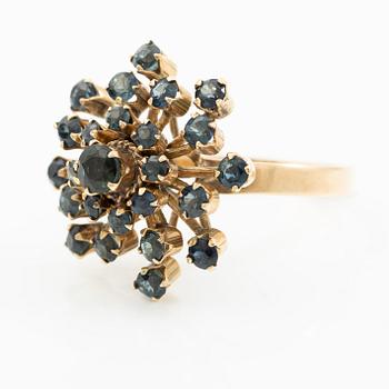 Ring 18K gold with faceted sapphires.