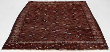 An antique Yomut carpet, ca 336 x 194-202 cm.