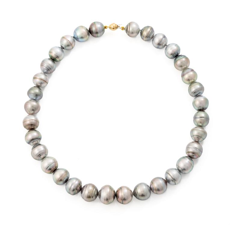 Necklace with cultured baroque Tahitian pearls and an 18K gold clasp.