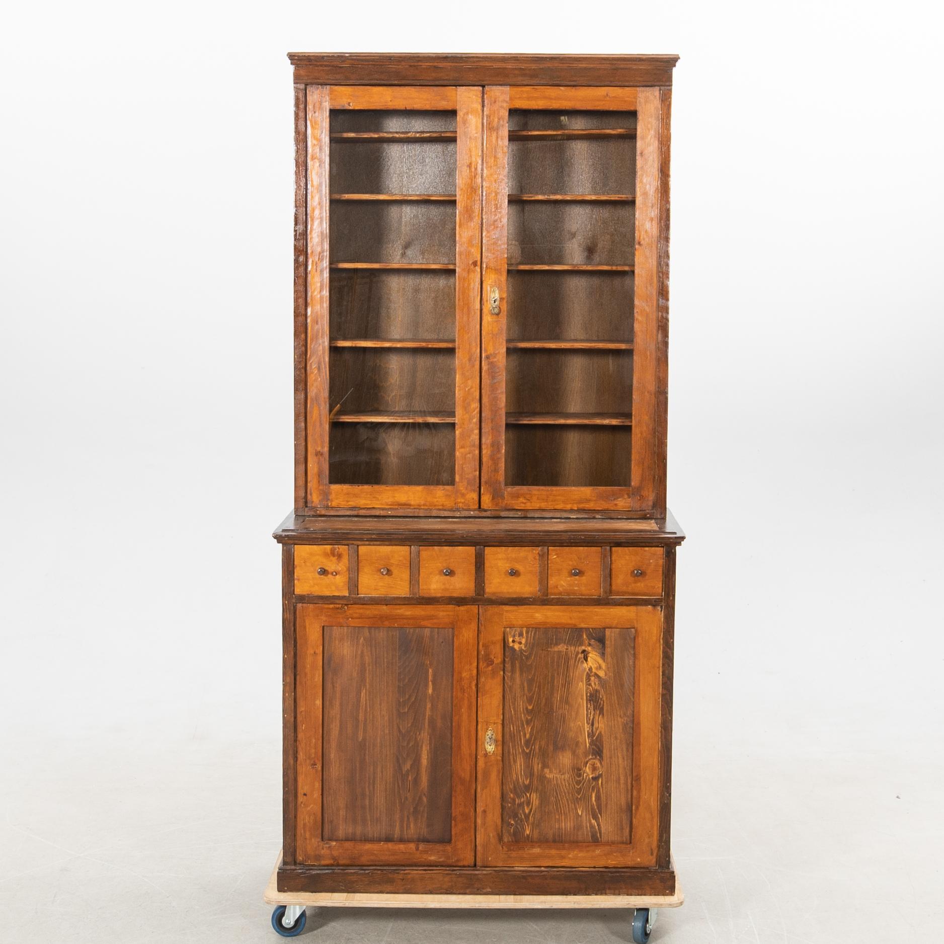 Bokskåp/Vitrinskåp omkring 1900.