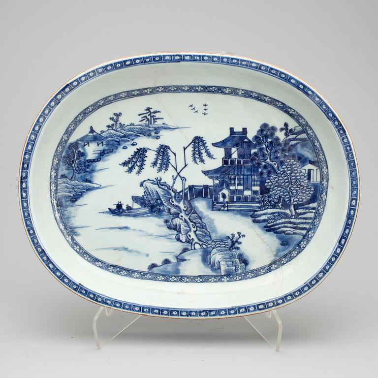 STEKFAT,  2 st, porslin, Kina, Qingdynastin, Qinalong, 1700-tal.
