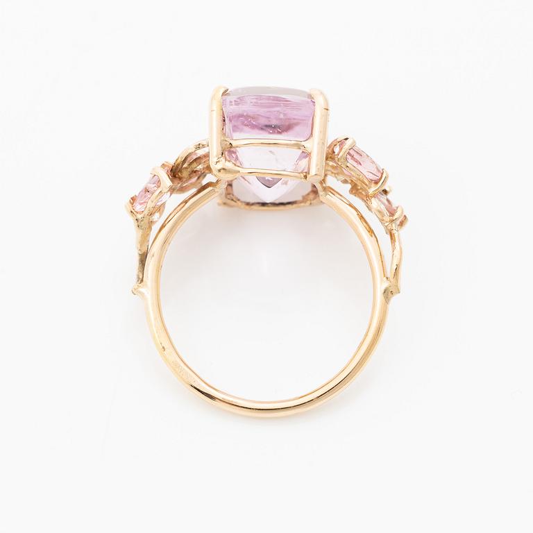 Ring, Mandelstam, 18K gold with an approx. 11.72 ct kunzite, brilliant-cut diamonds and pear-shaped tourmalines.