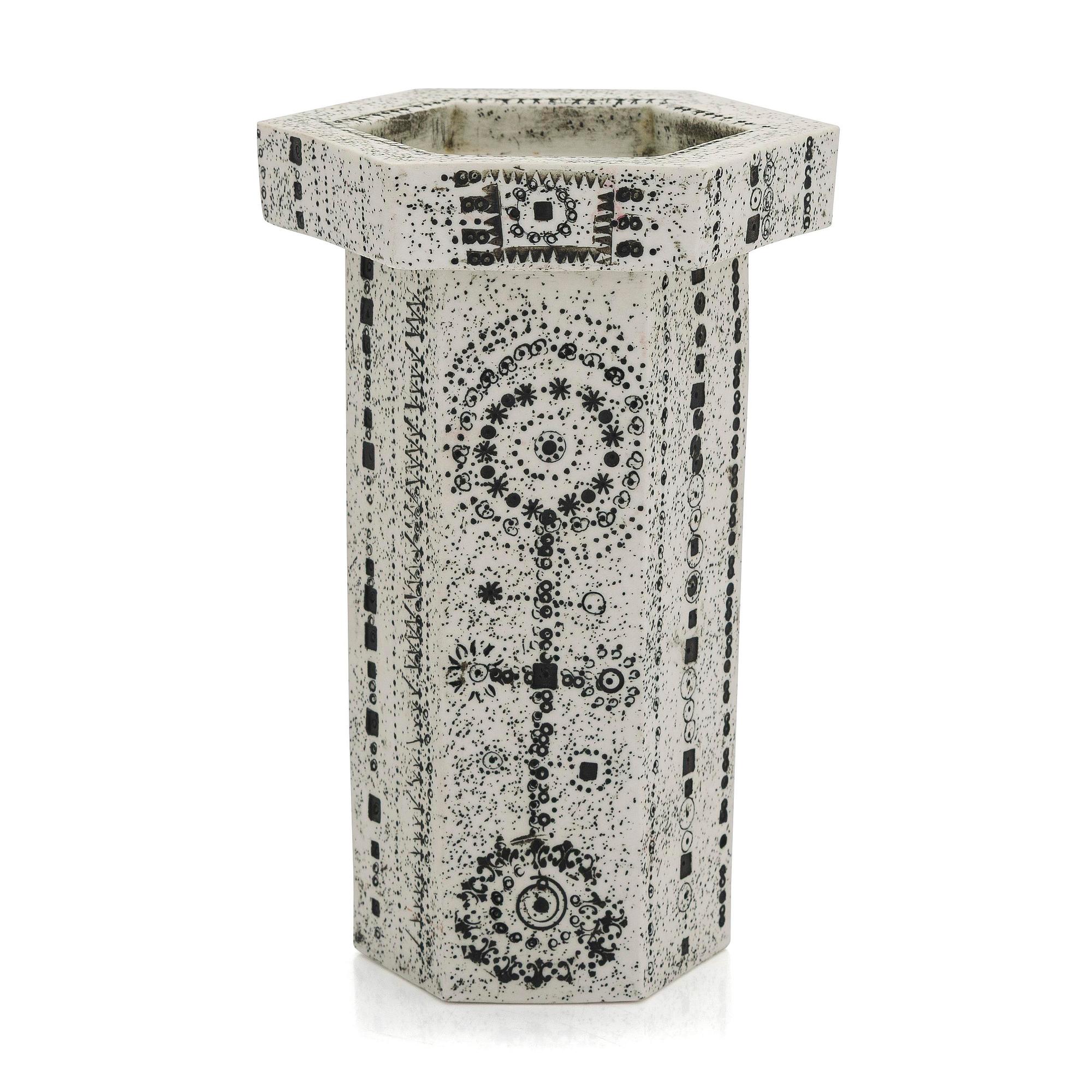 Rut Bryk, kynttilänjalka, kivitavaraa, signeerattu BRYK.