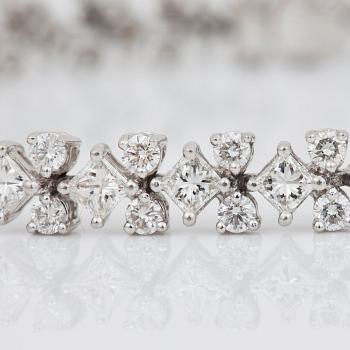 ARMBAND med briljant- samt prinsesslipade diamanter totalt  7.00 ct, enligt gravyr.
