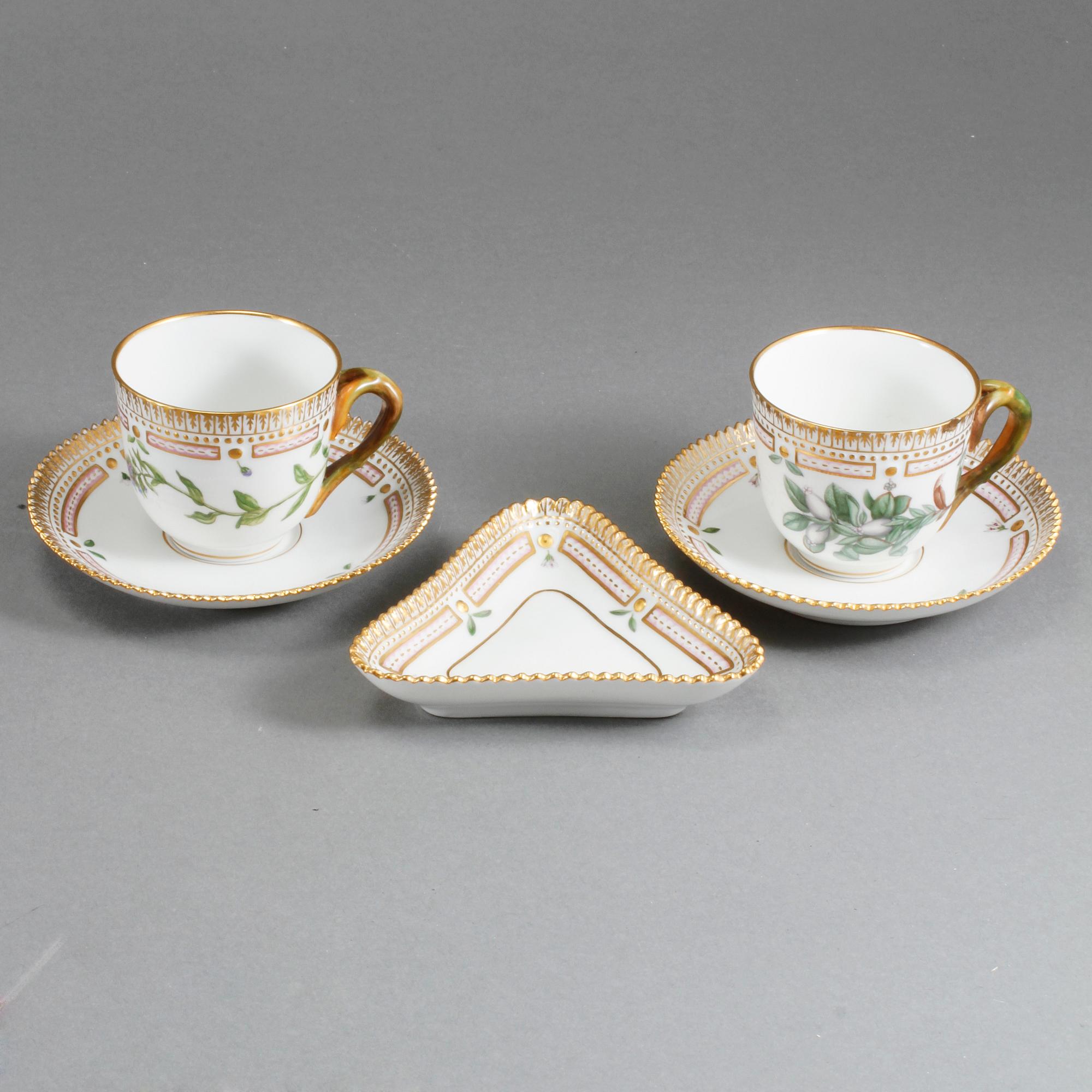 MOCCAKOPPAR, ett par samt UNDERFAT, porslin, "Flora Danica", Royal Copenhagen, 1900-talets andra hälft.