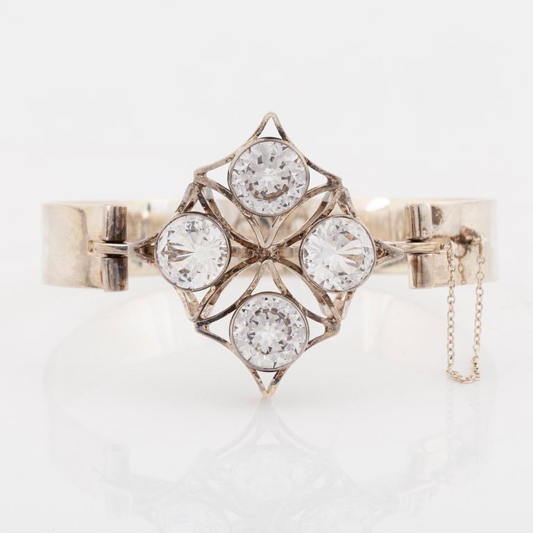 Kultasepät Salovaara, sterling silver bangle and pendant with rock crystal and syntehtic white spinel.