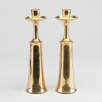 A PAIR OF BRASS CANDLESTICKS BY JENS QUISTGAARD.