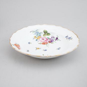 A group of 17 porcelain dishes. Meissen, punktzeit (1756-1773) and Marcolinis period (1774-1814).