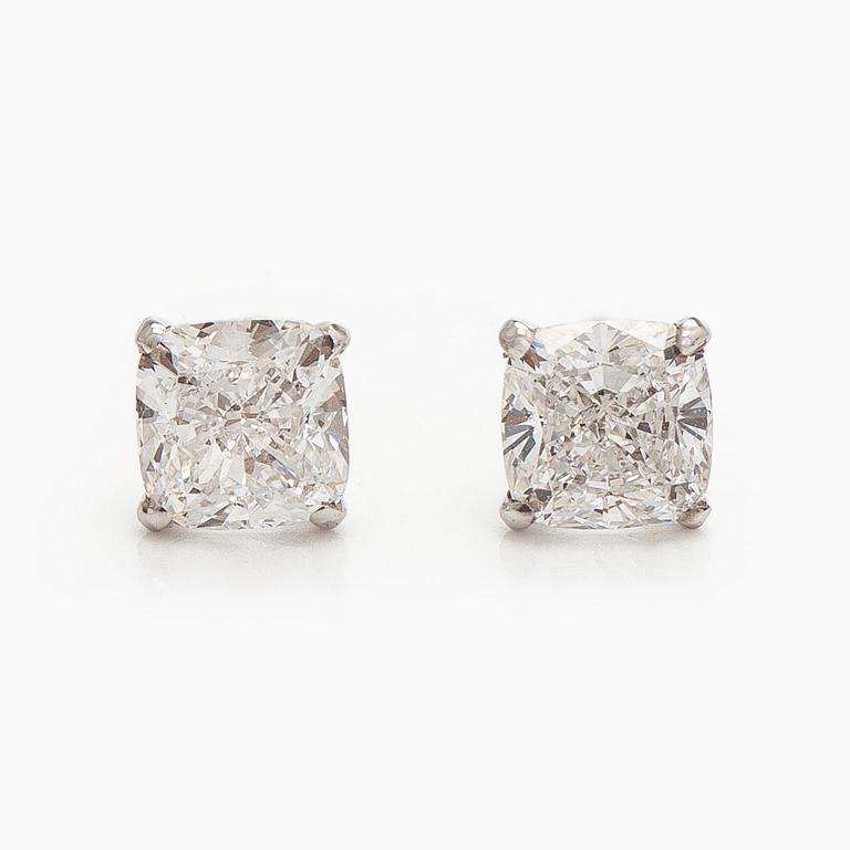 Korvakorut, tyynynmuotoiset briljanttihiotut timantit, yhteensä 1,48 ct, 14K valkokultaa.