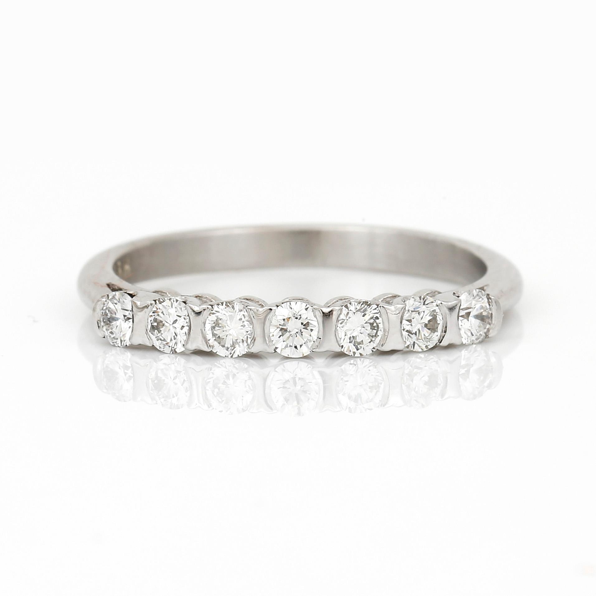 RING, 18K guld med briljantslipade diamanter, tot ca 0,50 ct. Total vikt ca 2,84 g.