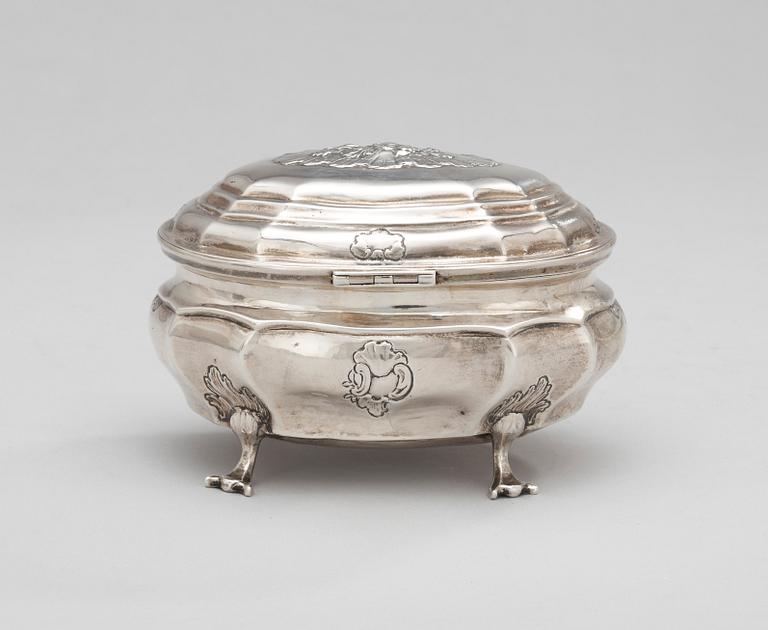 SOCKERSKRIN, silver, av Gustaf Stafhell d ä. Stockholm 1755. Rokoko. 240g.