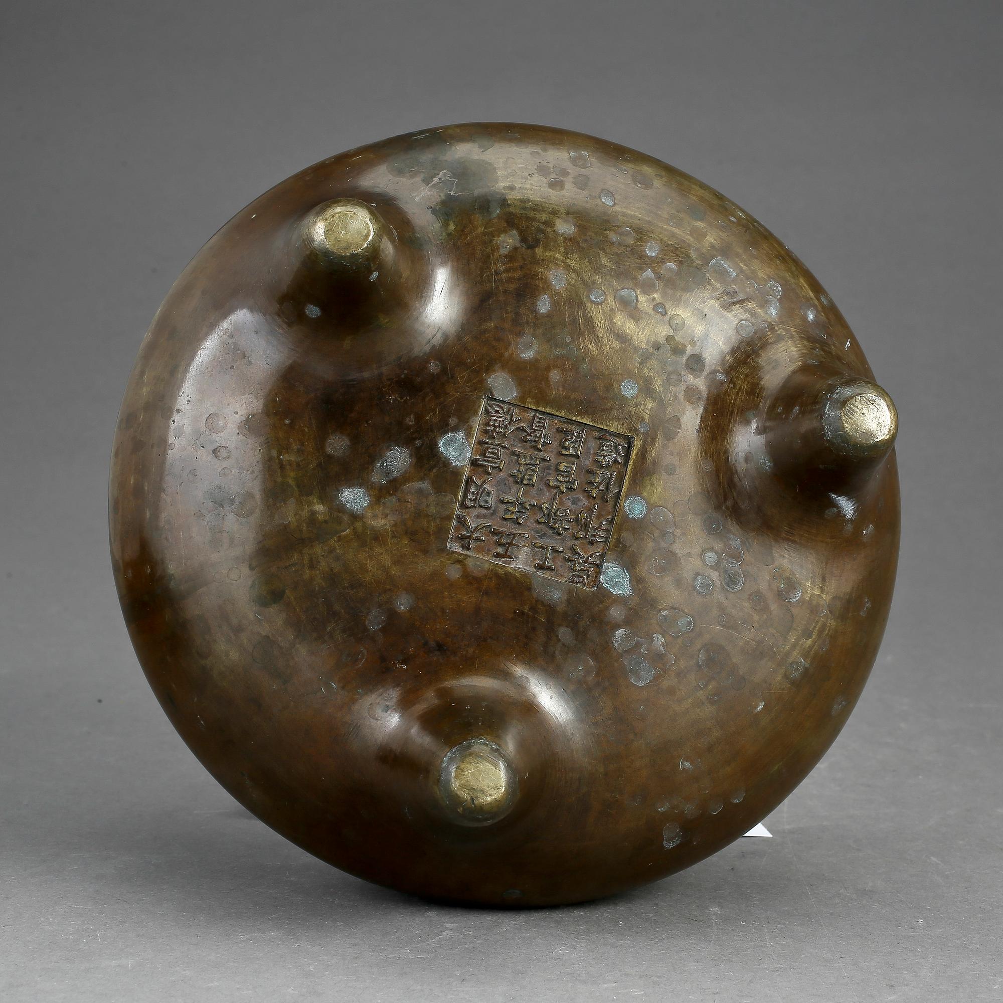 RÖKELSEKAR, VINOFFERKÄRL, LOCKASK, SKÅL samt GONG, brons/patinerad koppar, bl.a. Kina, 1900-tal.