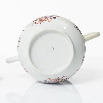 A Chinese famille rose ewer, a a cup with cover, a cup with saucer, a box and a censer, Qing dynasty, 18th and 19th cent.