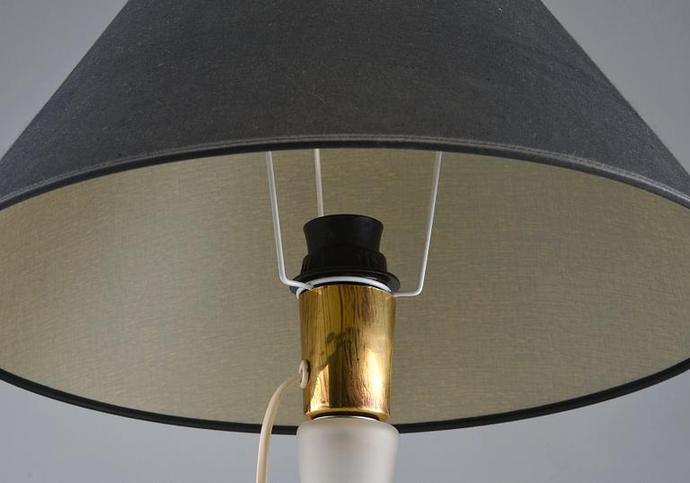 LISA JOHANSSON-PAPE (FINLAND), BORDSLAMPA, matterat glas, svart tygskärm.