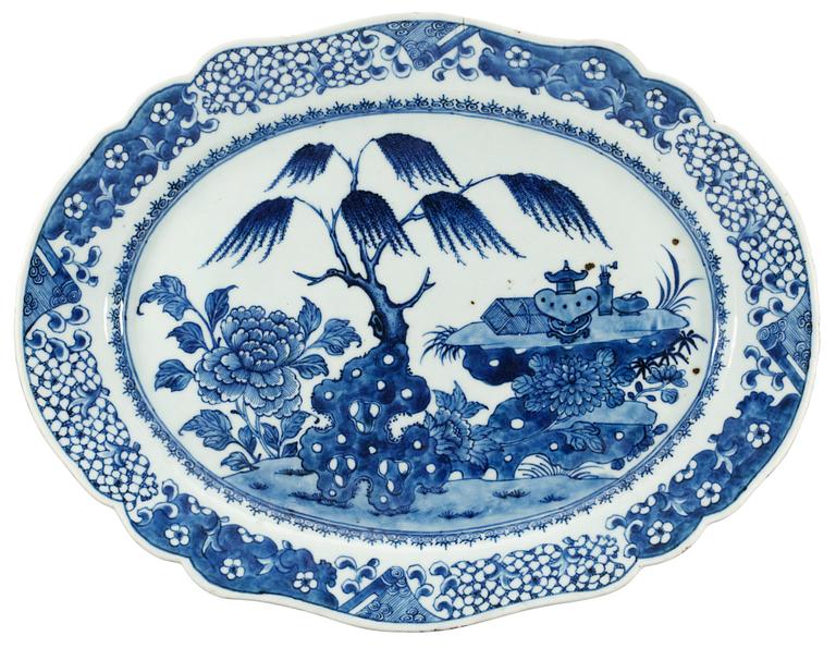 A blue and white serving dish, Qing dynasty, Qianlong (1736-95).