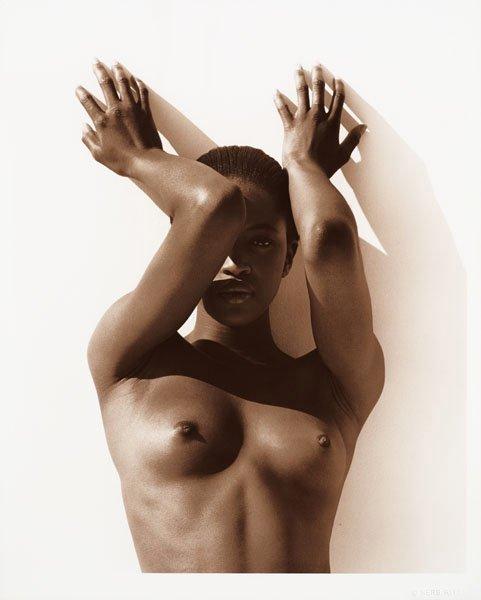 Herb Ritts, "Naomi with raised arms", Los Angeles 1988.