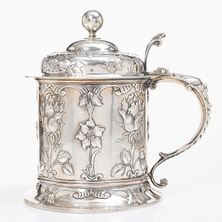 C.G. Hallberg, Dryckeskanna, silver, Stockholm 1903.