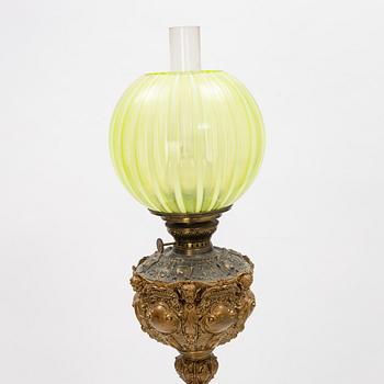 Golvfotogenlampa, patinerad metall, sent 1900-tal.