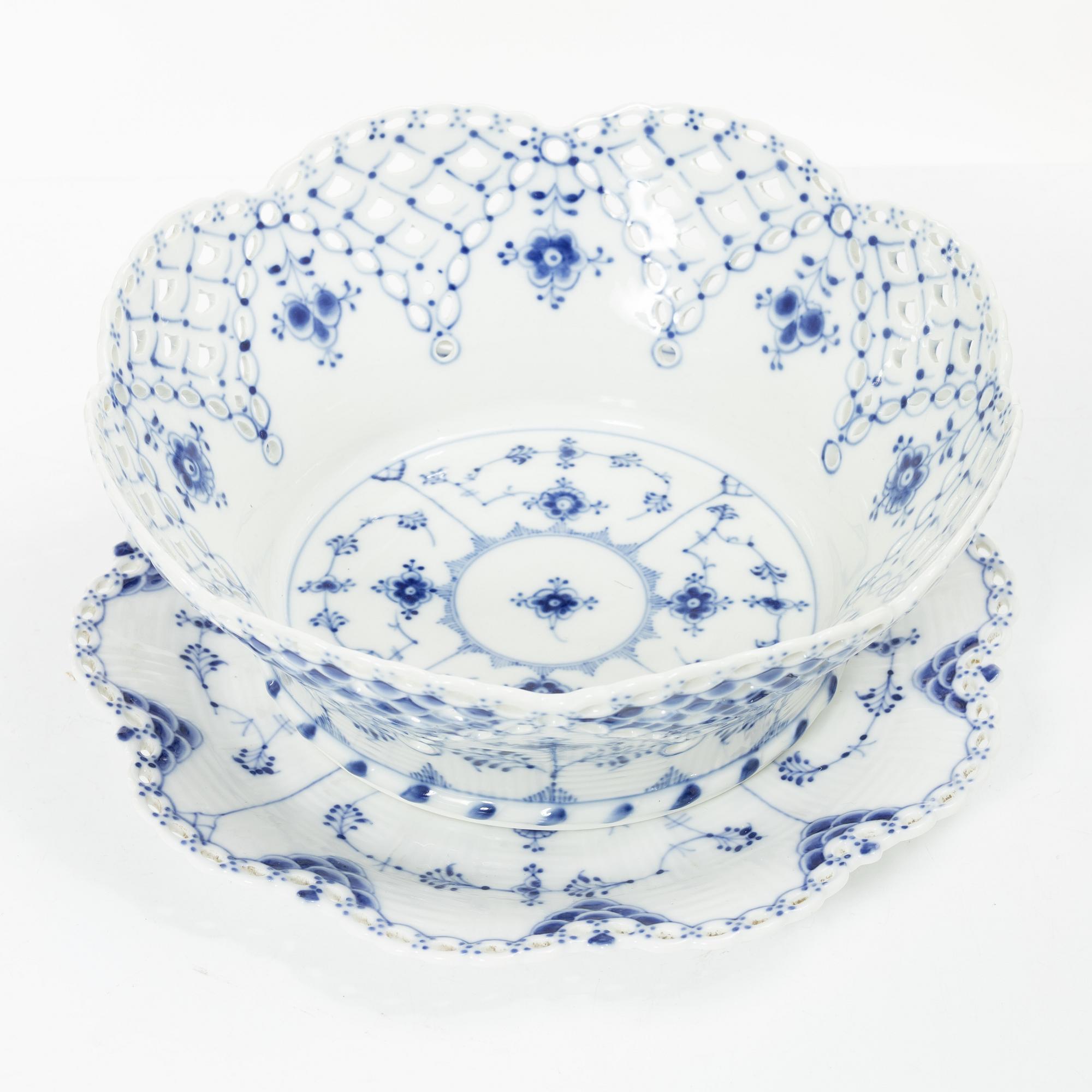 Royal Copenhagen, A 'Musselmalet Full Lace' bowl on a dish, Denmark 1942 and around the year 1900.