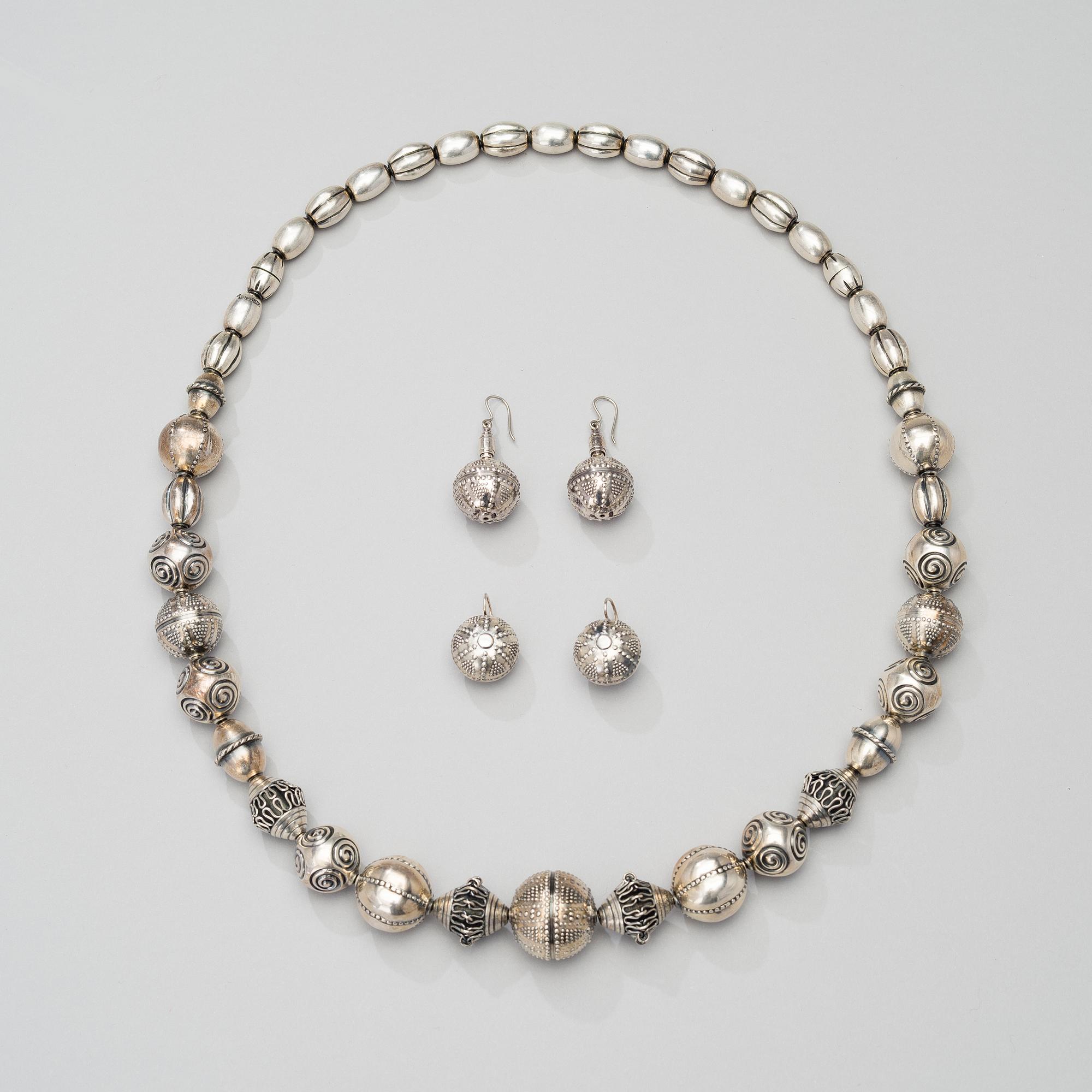 KAULAKORU ja KORVAKORUT, 2 PARI, "Halikon Kääty", hopeaa, Kalevala Koru.