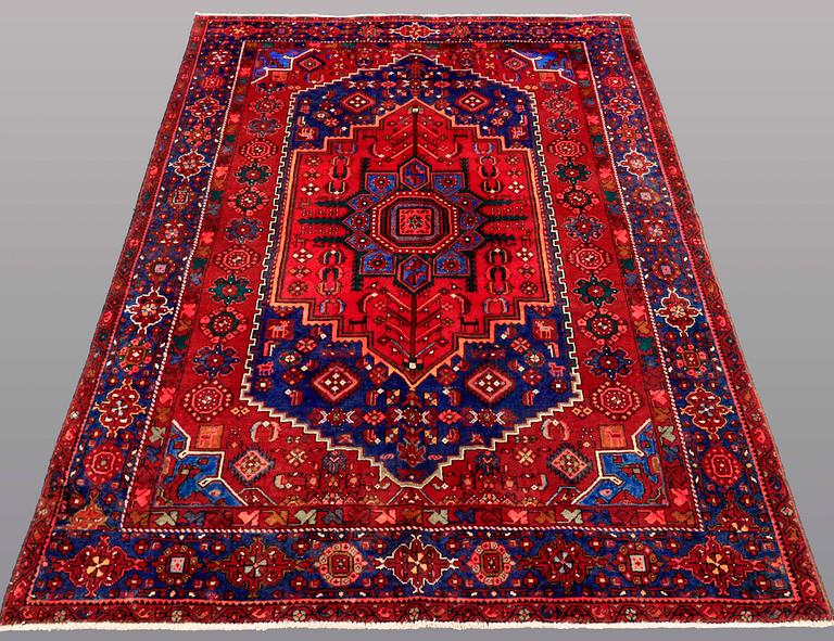 A RUG Hamadan, ca 213 x 131 cm.
