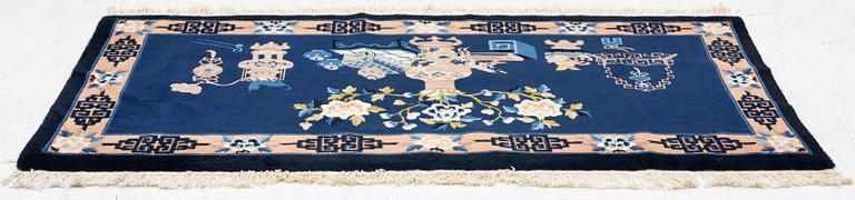 A Chinese rug,  156 x 80 cm.