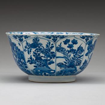 A blue and white punch bowl, Qing dynasty, Kangxi (1662-1722).