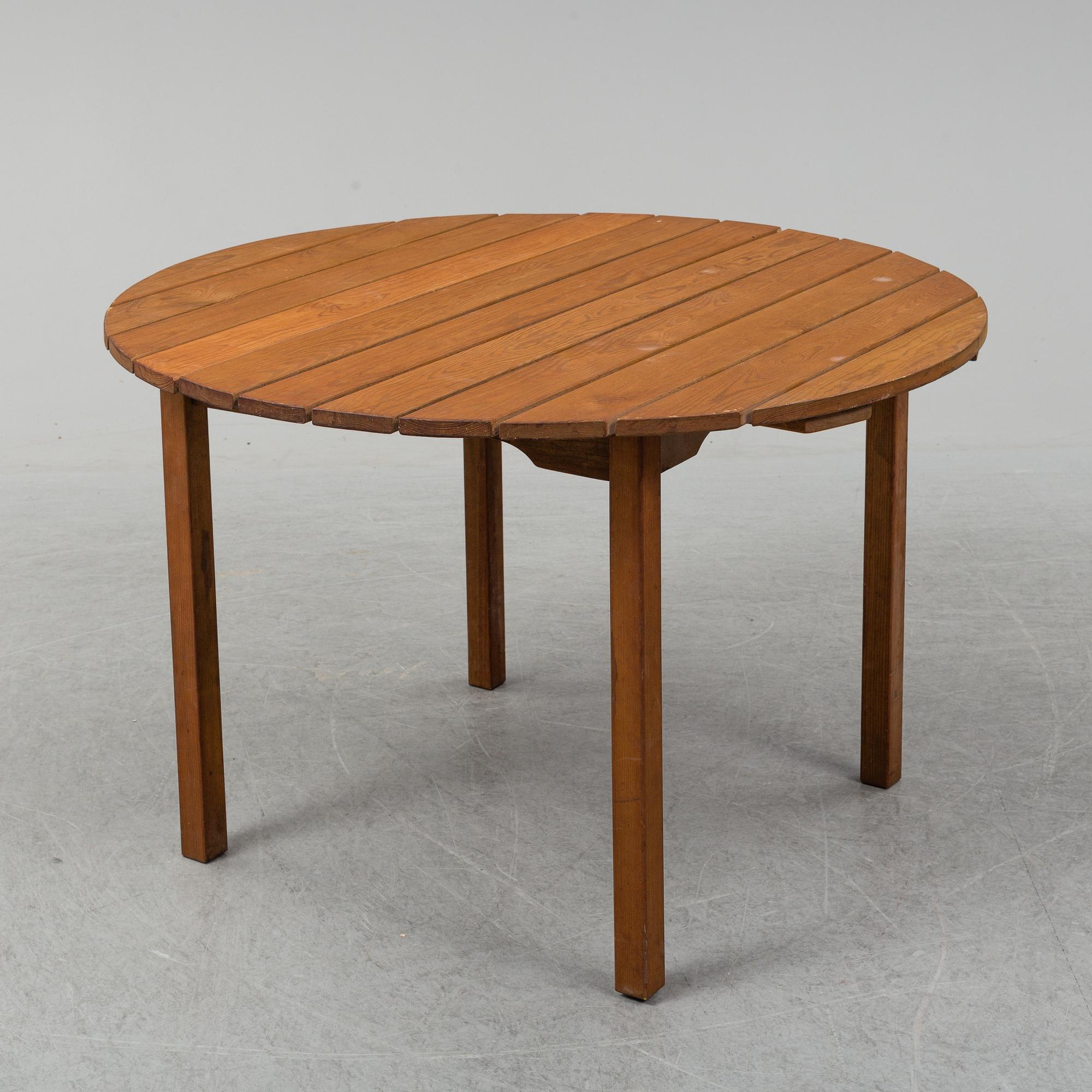 A Carl Malmsten "Bergshamra" garden table and four chairs, first half of the 20th century.