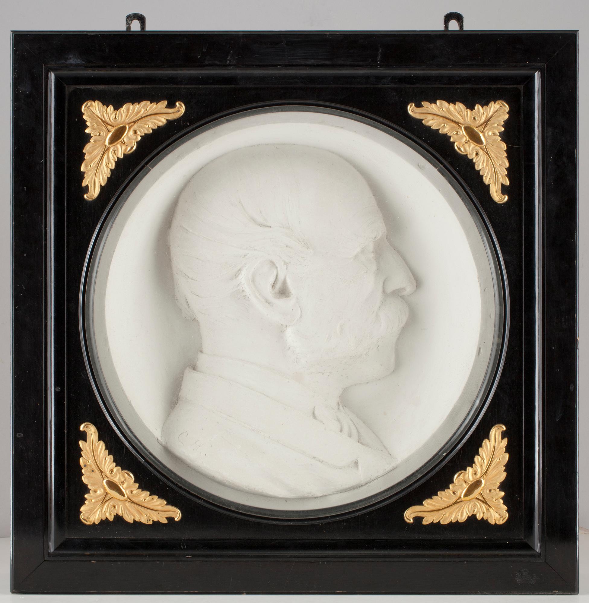OKÄND KONSTNÄR, porträttmedaljong, skulpterad gips, 1800-talets andra hälft. Bär sign CH.