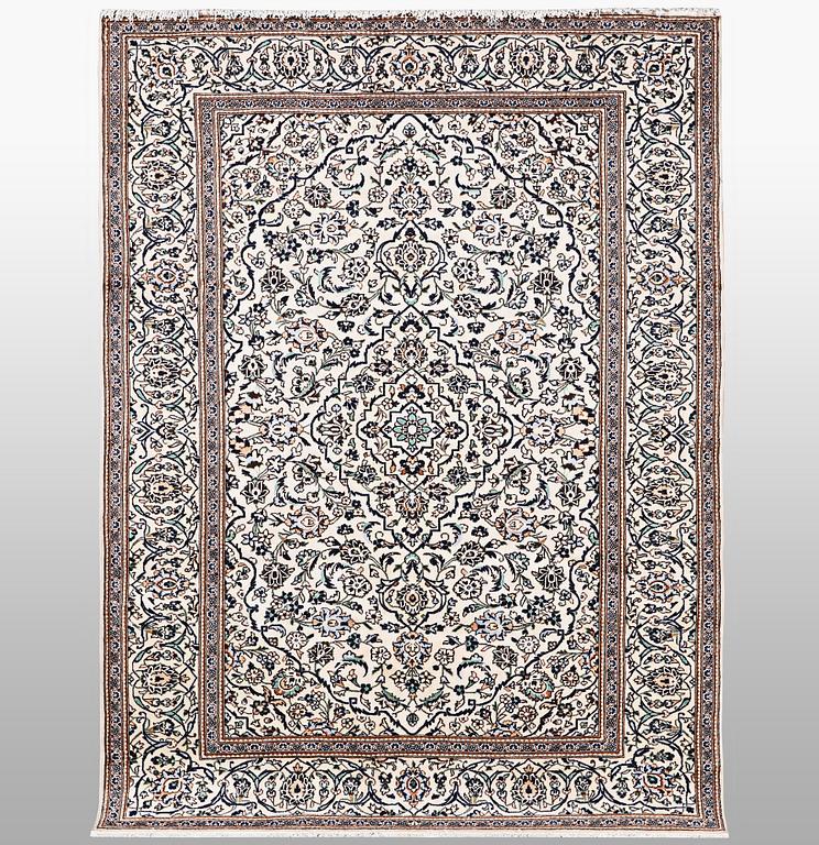 A carpet, Kashan, ca 300 x 199 cm.