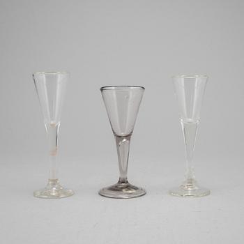 Spetsglas, tre stycken, 1+1+1, 1700-tal, samt omkring år 1800.