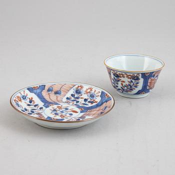 A group of Chinese porcelain, Qing dynasty, Qianlong (1736-1795) and 19th/20th century. (6 pieces).
