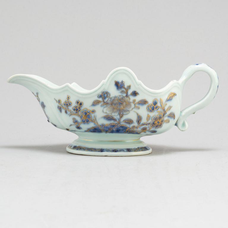 A blue and white export porcelain saucer, Qing dynasty, Qianlong (1736-95).