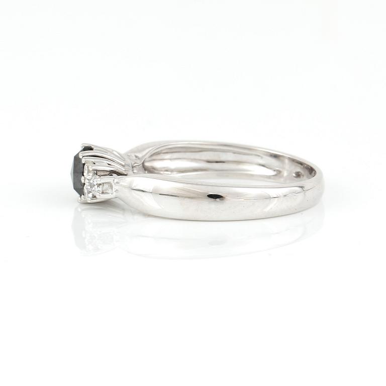 RING, 18K vitguld med svart diamant 0,49 ct och briljantslipade diamanter tot ca 0,19 ct.