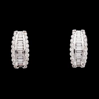 1035. A pair of brilliant and baguette cut diamond earrings, tot. 3.55 cts.