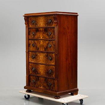 HERRBYRÅ, nyrenässans, 1800-talets slut.