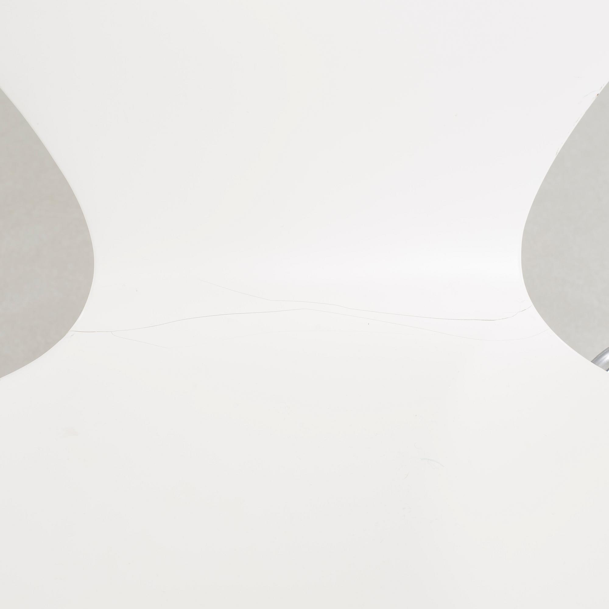 A pair of "Sjuan" chairs by Arne Jacobsen for Fritz Hansen, dated 1987.