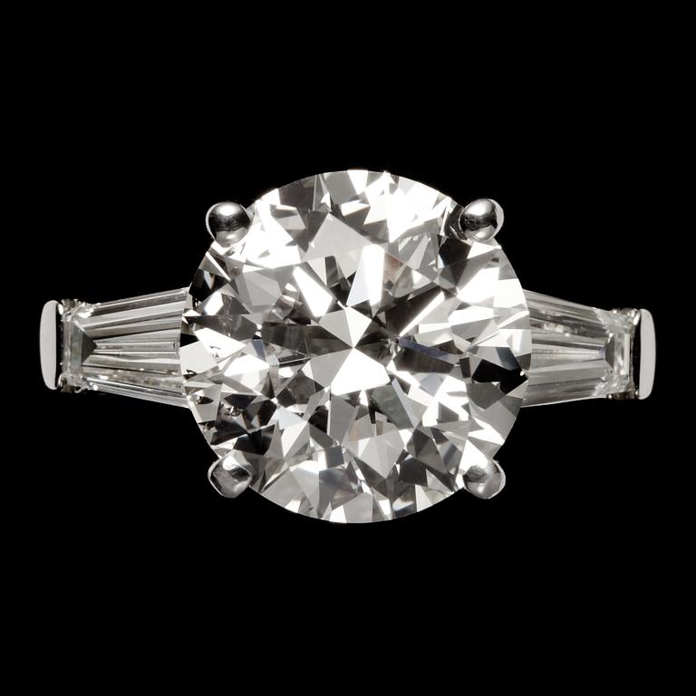 A brilliant cut diamond ring, 6.07 cts.