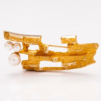 BJÖRN WECKSTRÖM, A BROOCH Bow of Argo 14K gold, cultured pearls. Lapponia 1969.