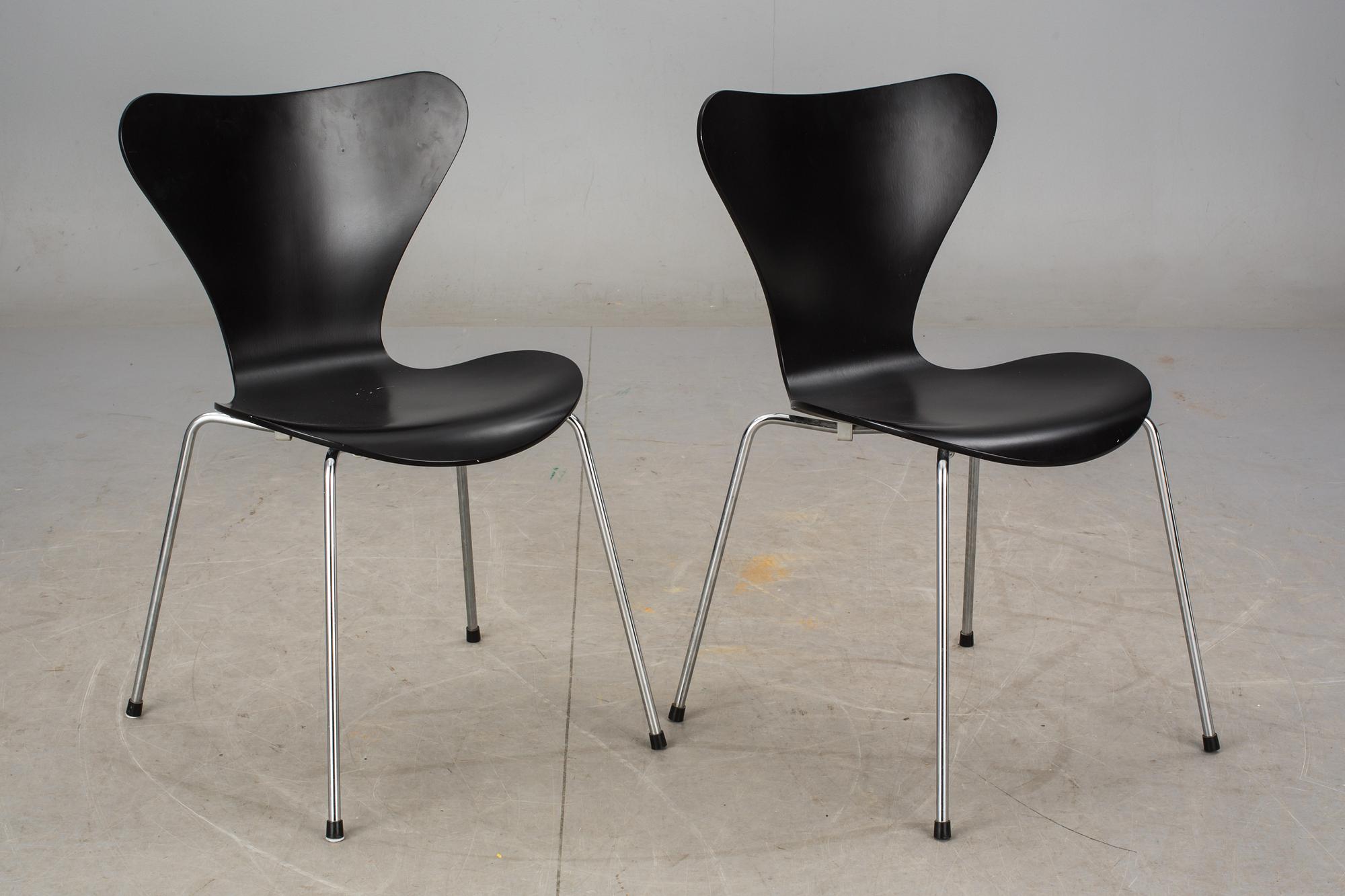 STOLAR, ett par, "Sjuan", Arne Jacobsen, Fritz Hansen, etikettmärkta 1995.